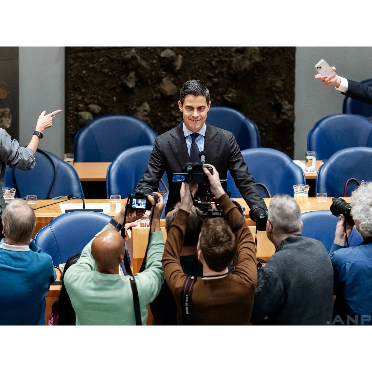 Premier Jetten de afgelopen weken. #kabinetjetten #anpfoto #atwork #workday #canon

Foto 1: Premier Jetten in de Tweede Kamer voorafgaand aan het afleggen van de regeringsverklaring.

Foto 2: Kabinet-Jetten op het bordes met koning Willem-Alexander.
