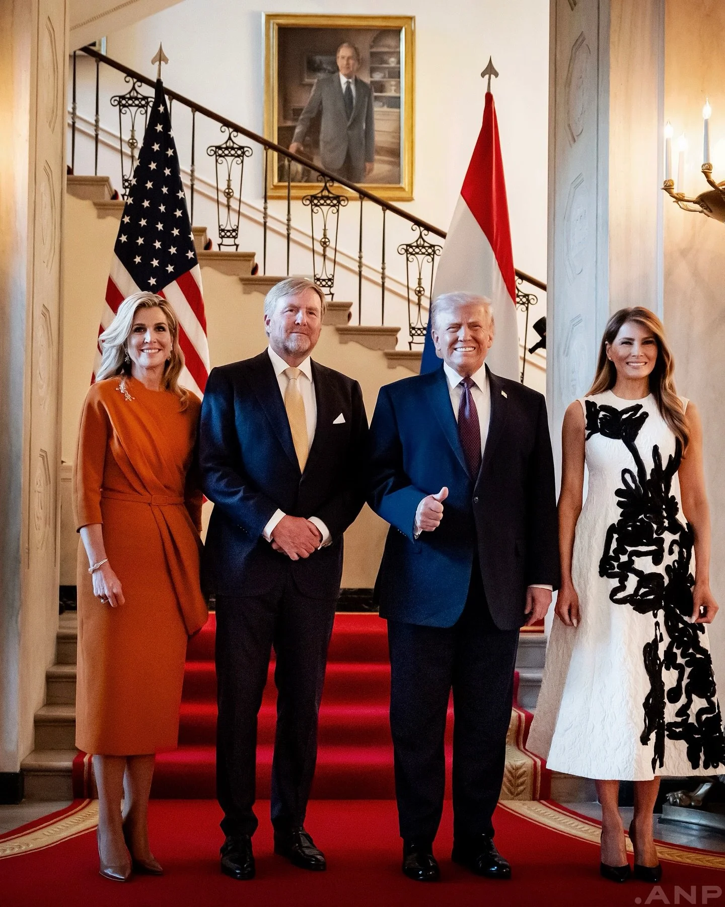 Koning Willem-Alexander en koningin M&aacute;xima, de Amerikaanse president Donald Trump en zijn vrouw Melania Trump poseren voor een foto in het Witte Huis. Het koningspaar verbleef op uitnodiging van Trump in het Witte Huis voor een diner en een ov