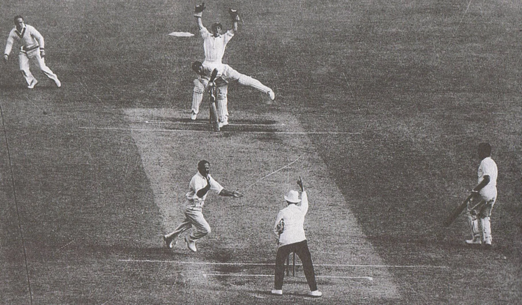 Sid_Barnes_traps_Armanath,_MCG,_February_1948.jpg
