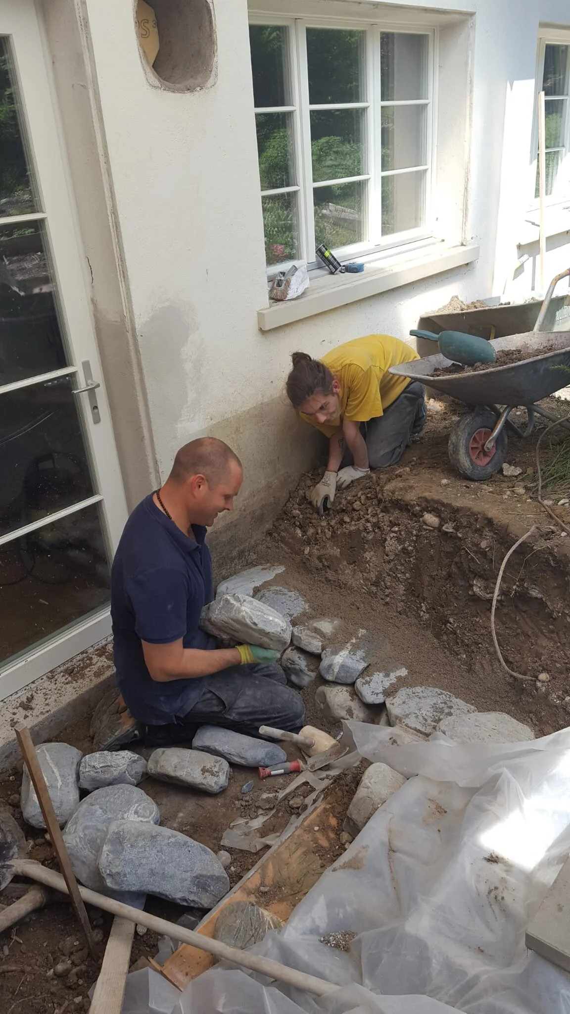 Mauerbau beim Fluchtweg