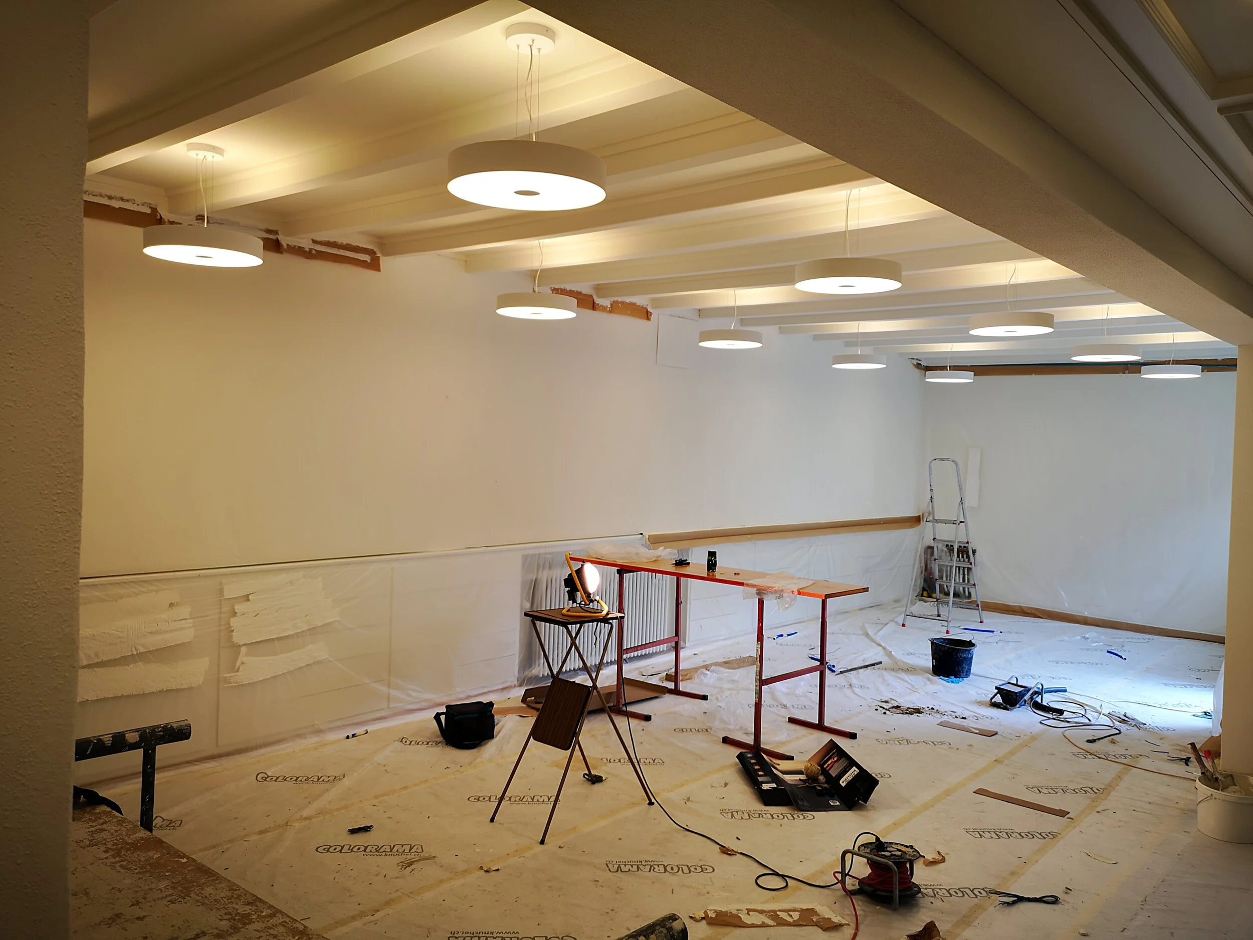 Neue Beleuchtung im Saal