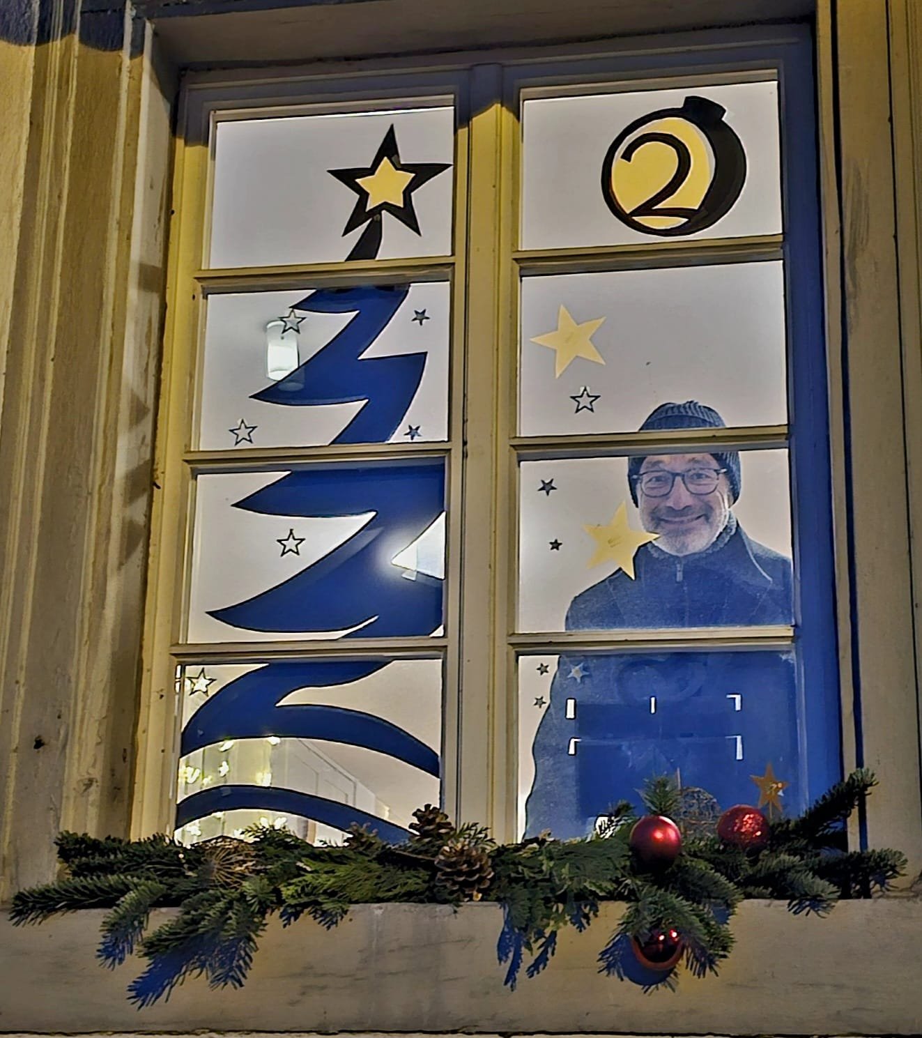 Adventsfenster mit Weihnachtsmann