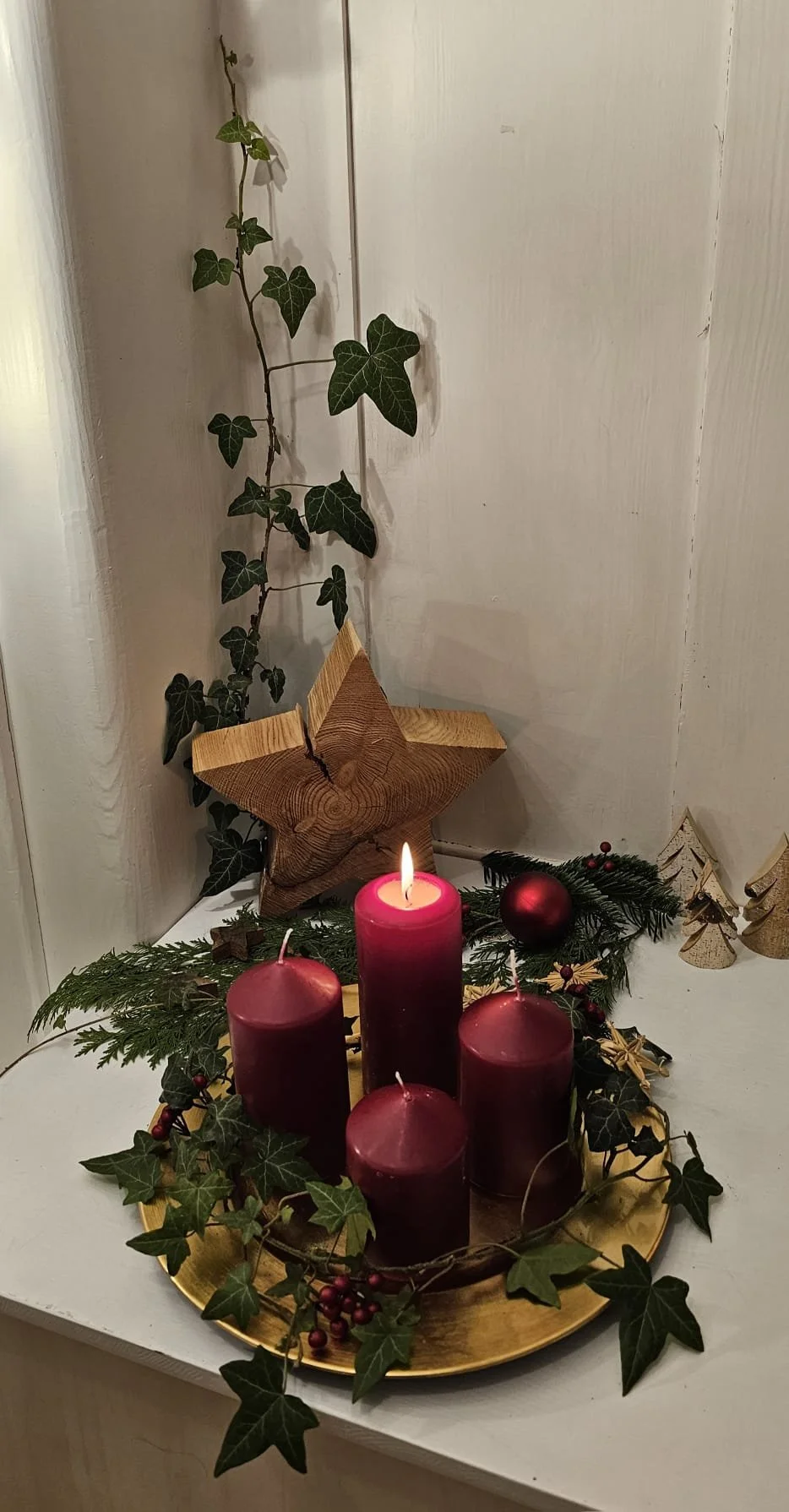Die erste Kerze brennt, es ist der erste Advent.