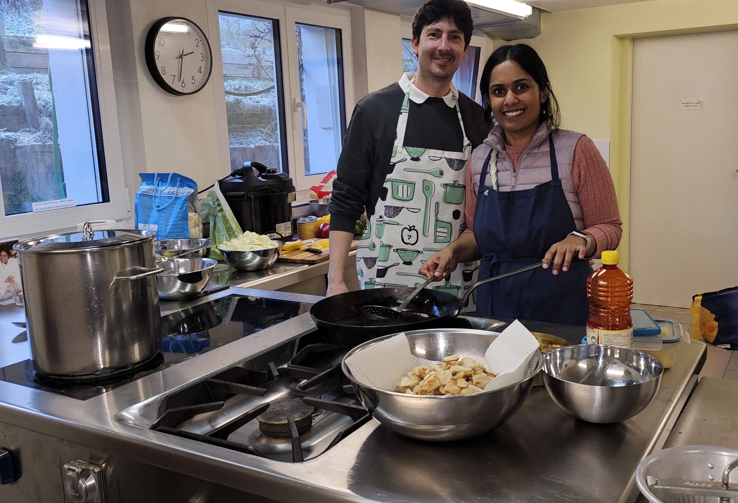 Alles parat? Die Snacks stehen schon in der Gaststube. Das Essen ist auch fast fertig.