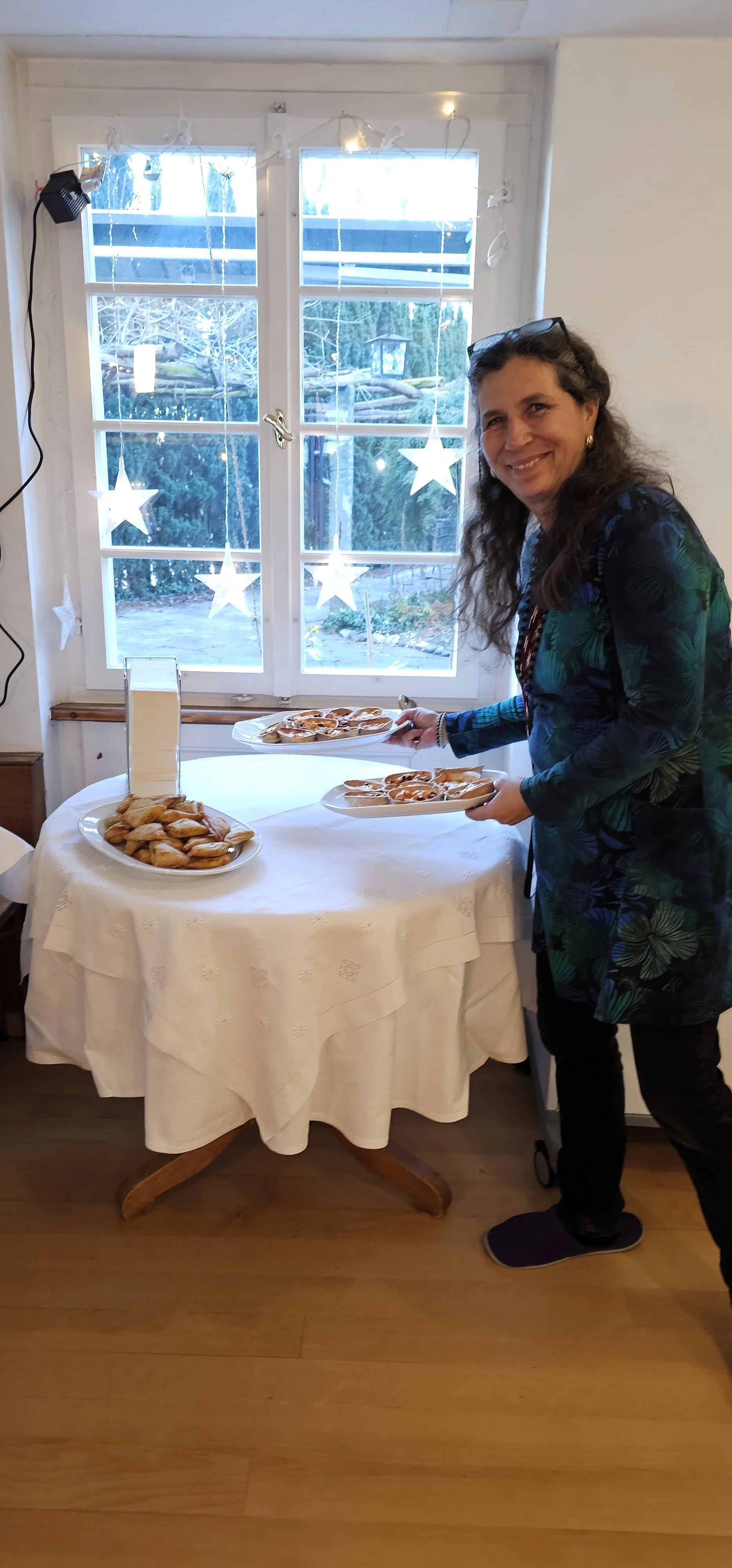 Die ersten frisch zubereiten warmen Snacks in der Gaststube.