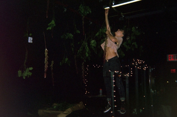 Bri Babe setting up Lind Fox’’s set even though she is the tiniest esa member???? Trooper.