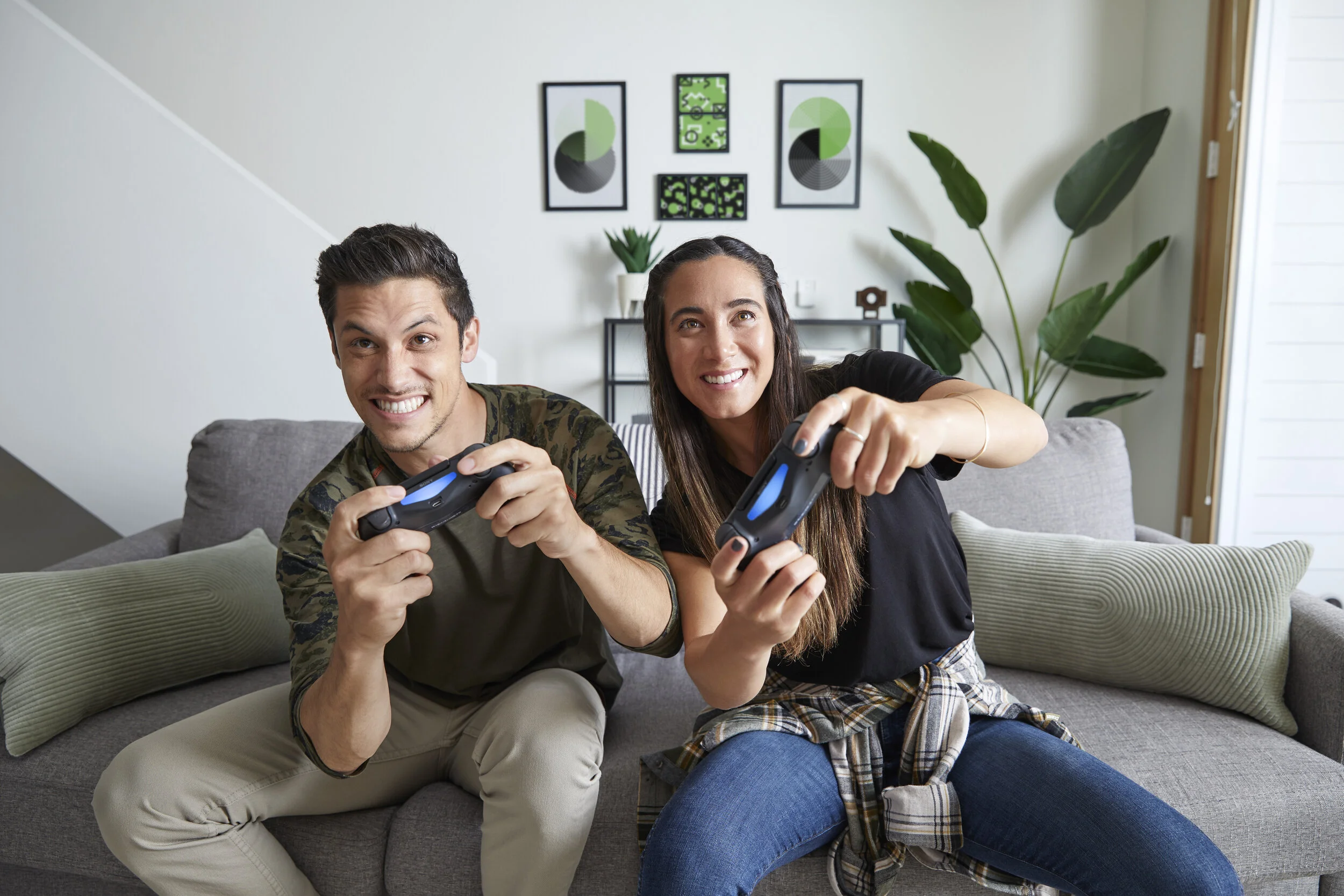 59360_399447_r02_SEAGATE_LIFESTYLE_SHOOT_Gaming_Setup7_Console_FacingCouch_JuliaAlex_PS4_Base_HR.jpg