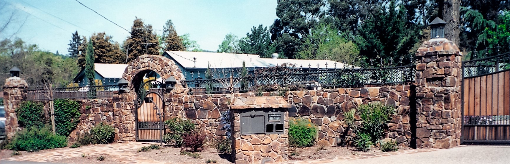 stone arch stone wall stone column entry gate.jpg