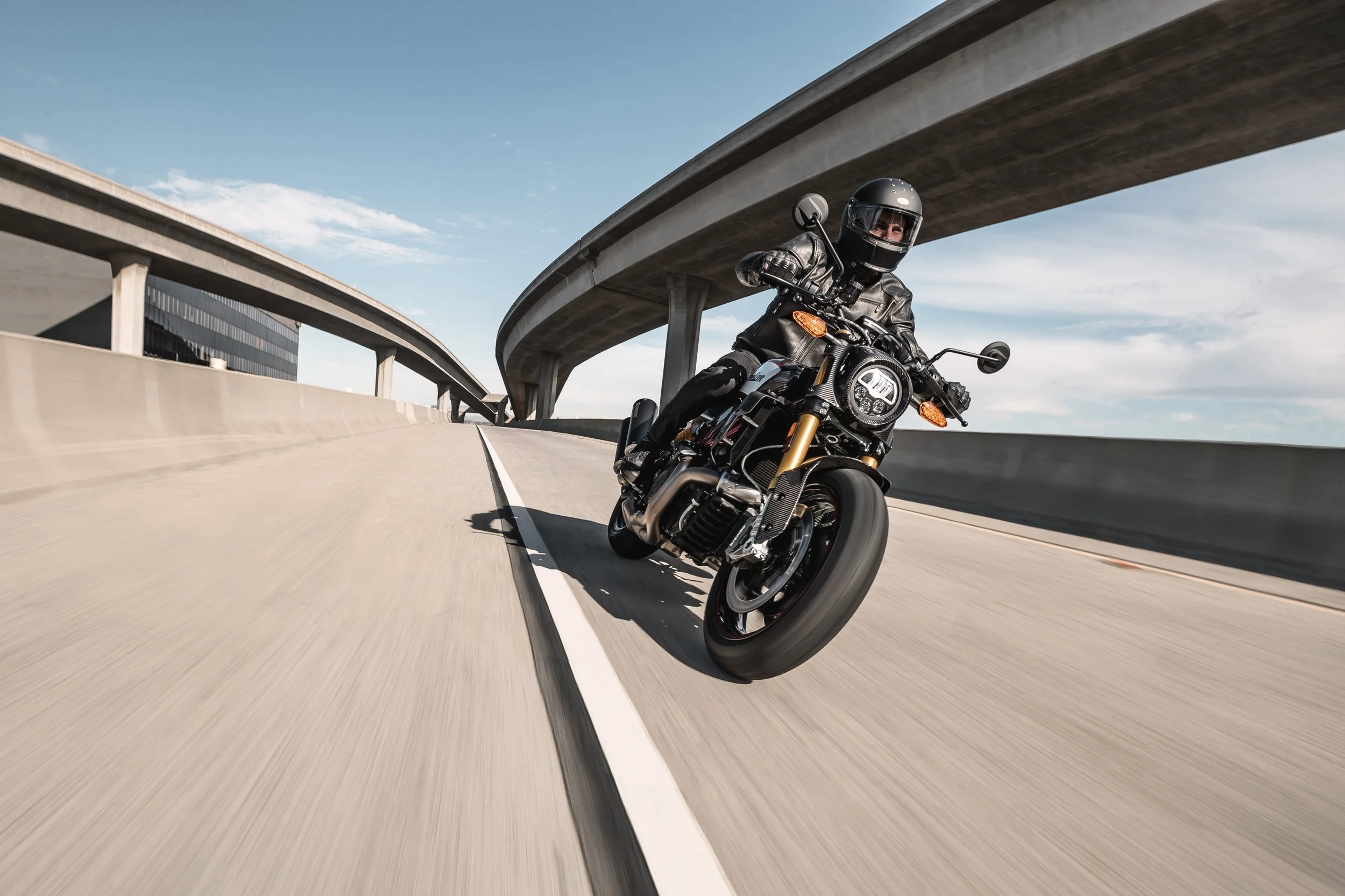 2022-ind-ftrrcarbon-carbonfiber-riding-1-Crop.jpg