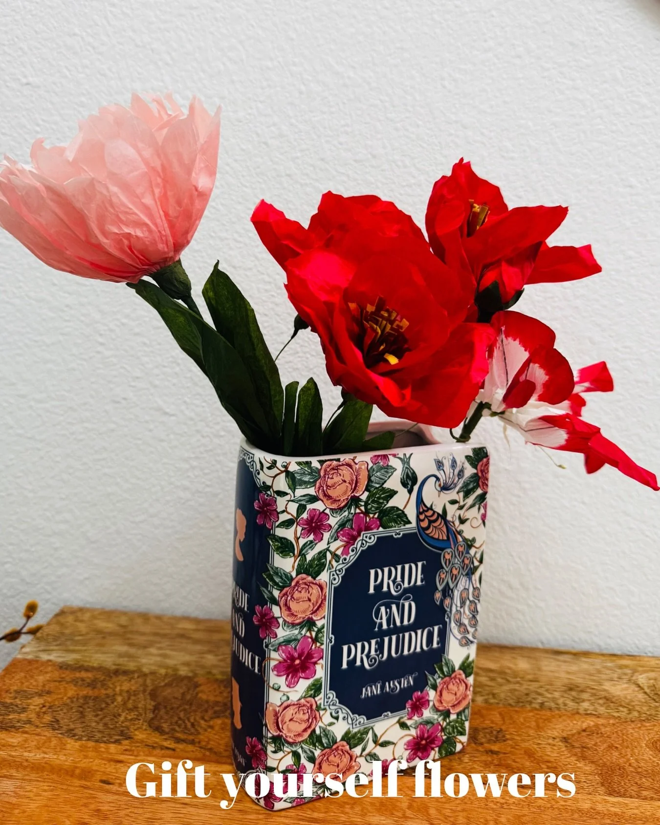 Gift yourself flowers. Me regal&eacute; flores y un florero. #flowers #flower #vase #florero #decor #decoraci&oacute;n