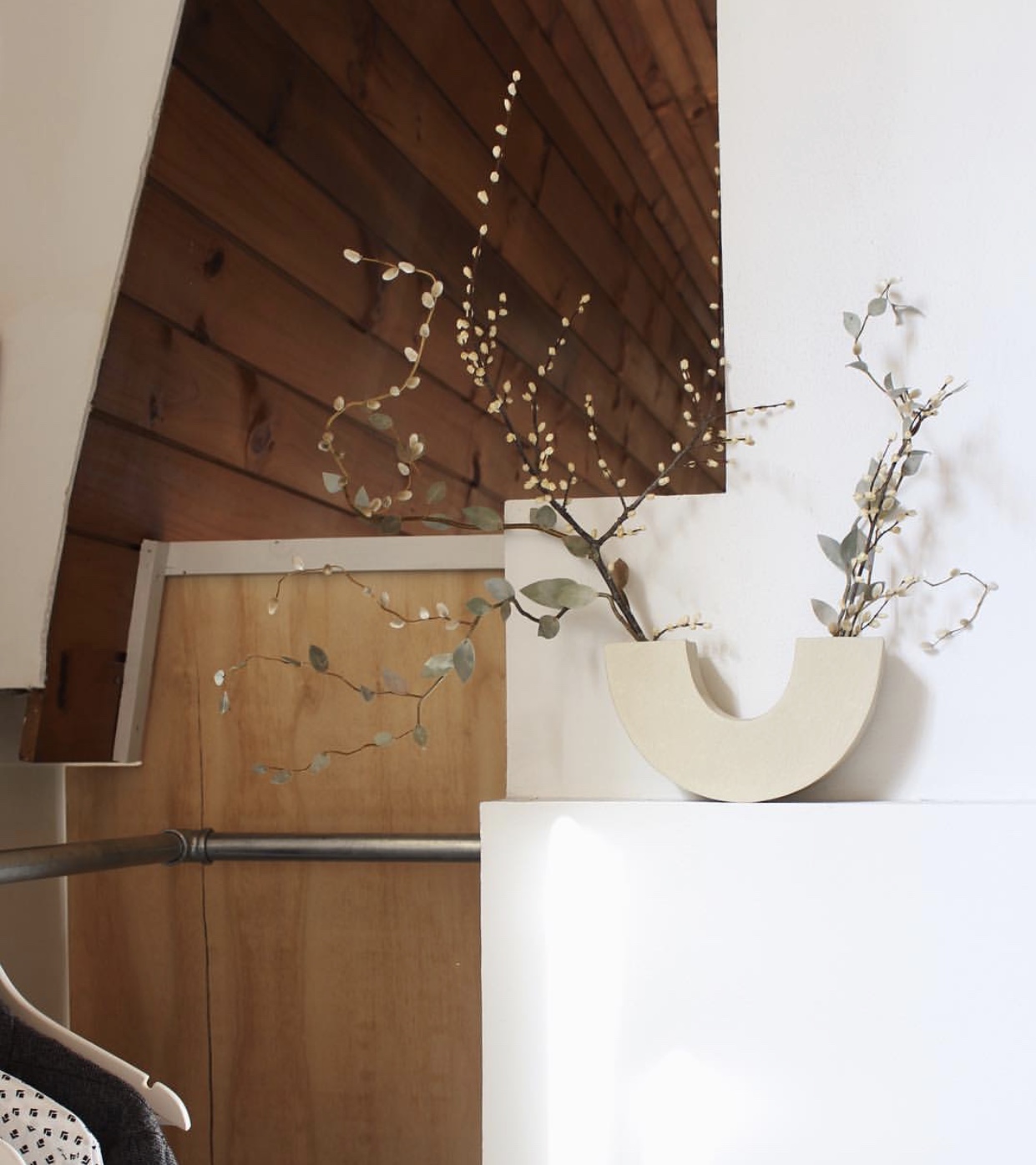 This simple and graceful arrangement in the home of Erena Te Paa, the queen of understated, pared back, neutral inspired elegance. By @erenatepaa