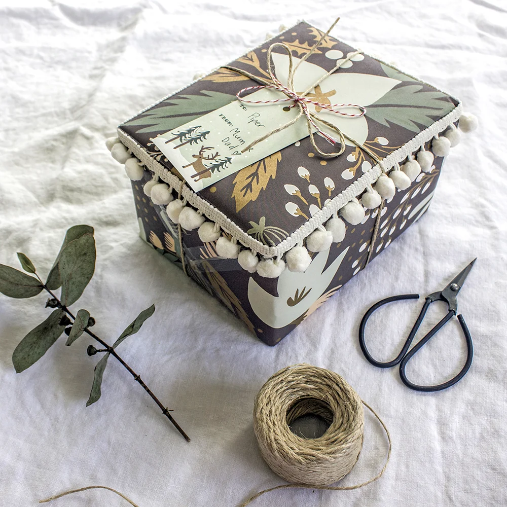 Poms4_DIY_Scandi_Gift_Wrapping_Ideas_by_Clever_Poppy_with_Scotch_Tapes.jpg