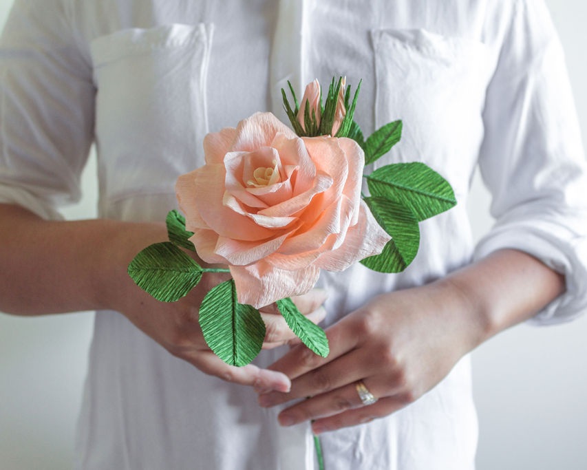 A beautiful single paper rose. Source: Lisel Vonhoff from @bellebouquets
