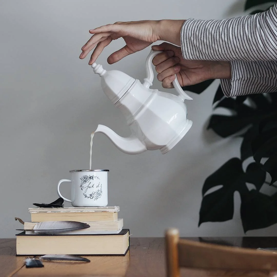 Pouring a cup of tea. Source: @herinternest