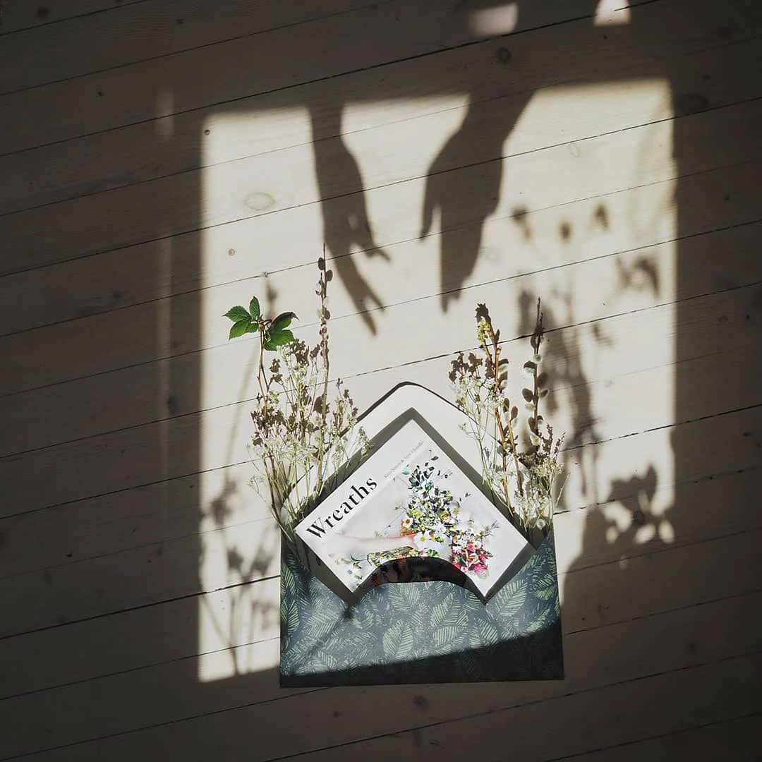 A beautiful, delicate hand shadow pose. Source: @herinternest