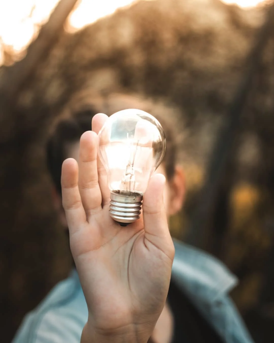 A lightbulb in focus. Source: @visualsoflumina