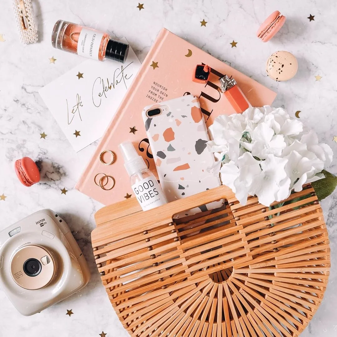 A flatlay of all the essentials. Source: @ardaisy_