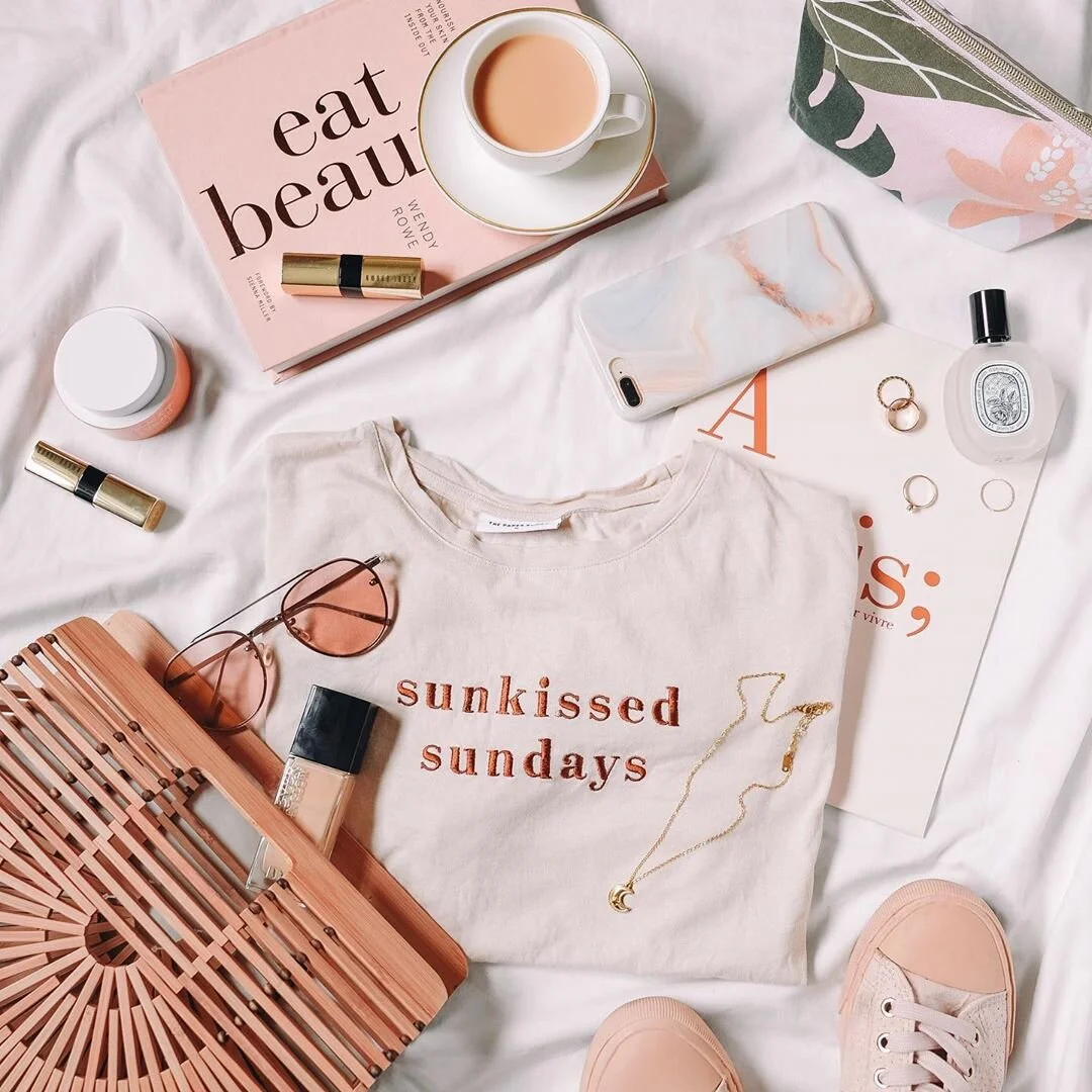 These peachy sunglasses add to the peachy keen theme of this flatlay. Source: @ardaisy_