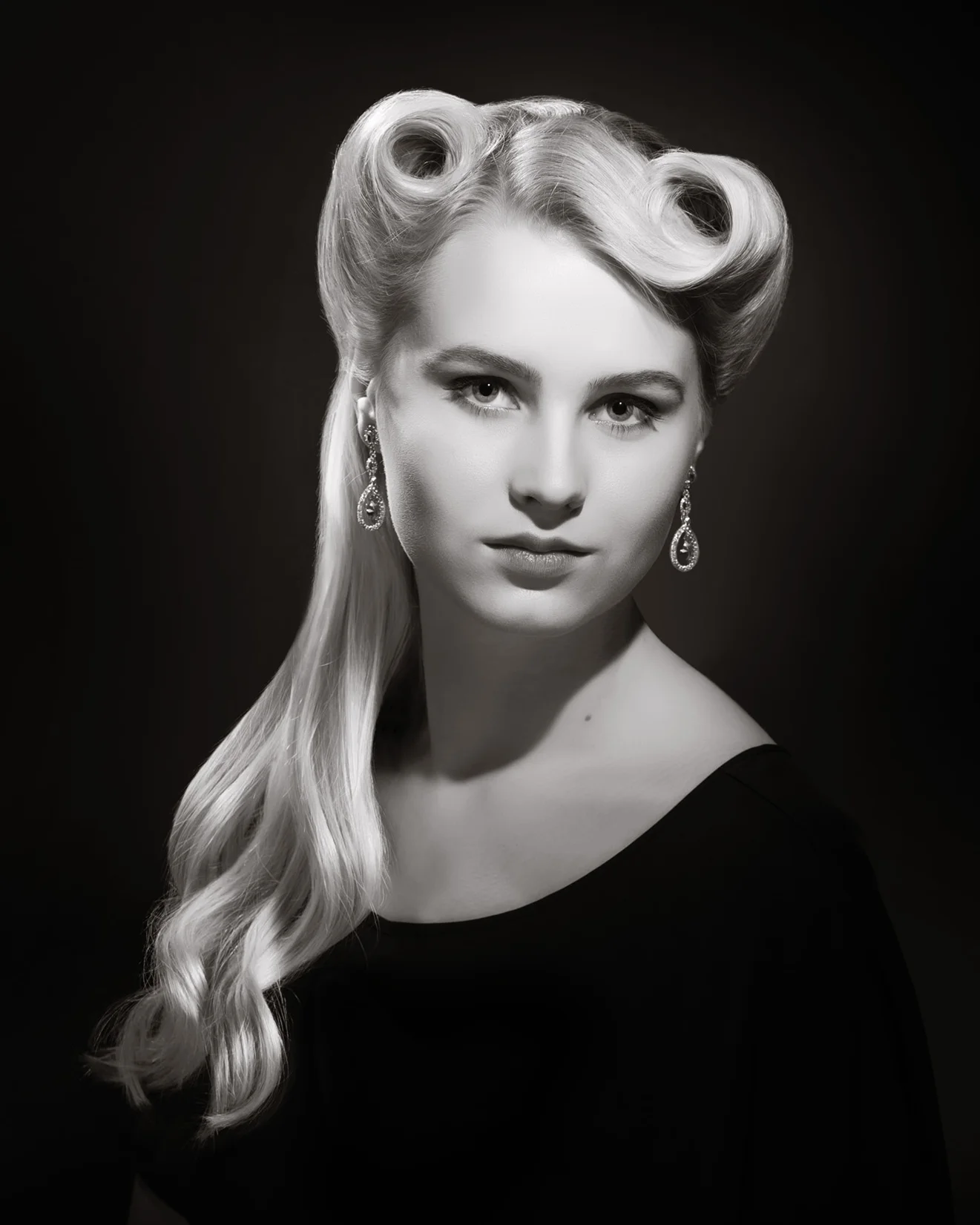 Model, Shannon Feeney poses for recreating classical lighting with Speed-Lights