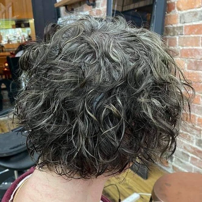 Natural colour effect and stunning Curls
Colour + Cut: Melissa
.
.
. 
#greyblonde #coolblonde #blondeballarat #ballaratbusiness #ballaratsalon #ballarathairdresser #ecosalon #sustainablesalon #vegansalon #crueltyfreesalon #ballarat #beautysalonballar