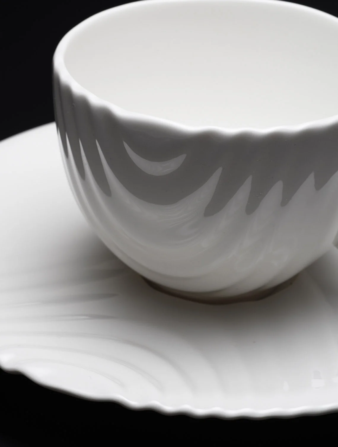 Blown Blown integrates traditional and digital practices, and in doing so creates a kind of craft that is more dynamic. Blown forces craft to be less monumental and more of an occurrence. Rather thanks distinct piece, Blown is an approach that invites viewers to create their own digital pieces by using the simple action of blowing a cup of teas. Blown is dynamic and democratic craft.