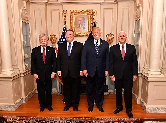 640px-Secretary_Pompeo_Poses_for_a_Photo_With_Advisor_Bolton_President_Trump_and_Vice_President_Pence_41811551572.jpg