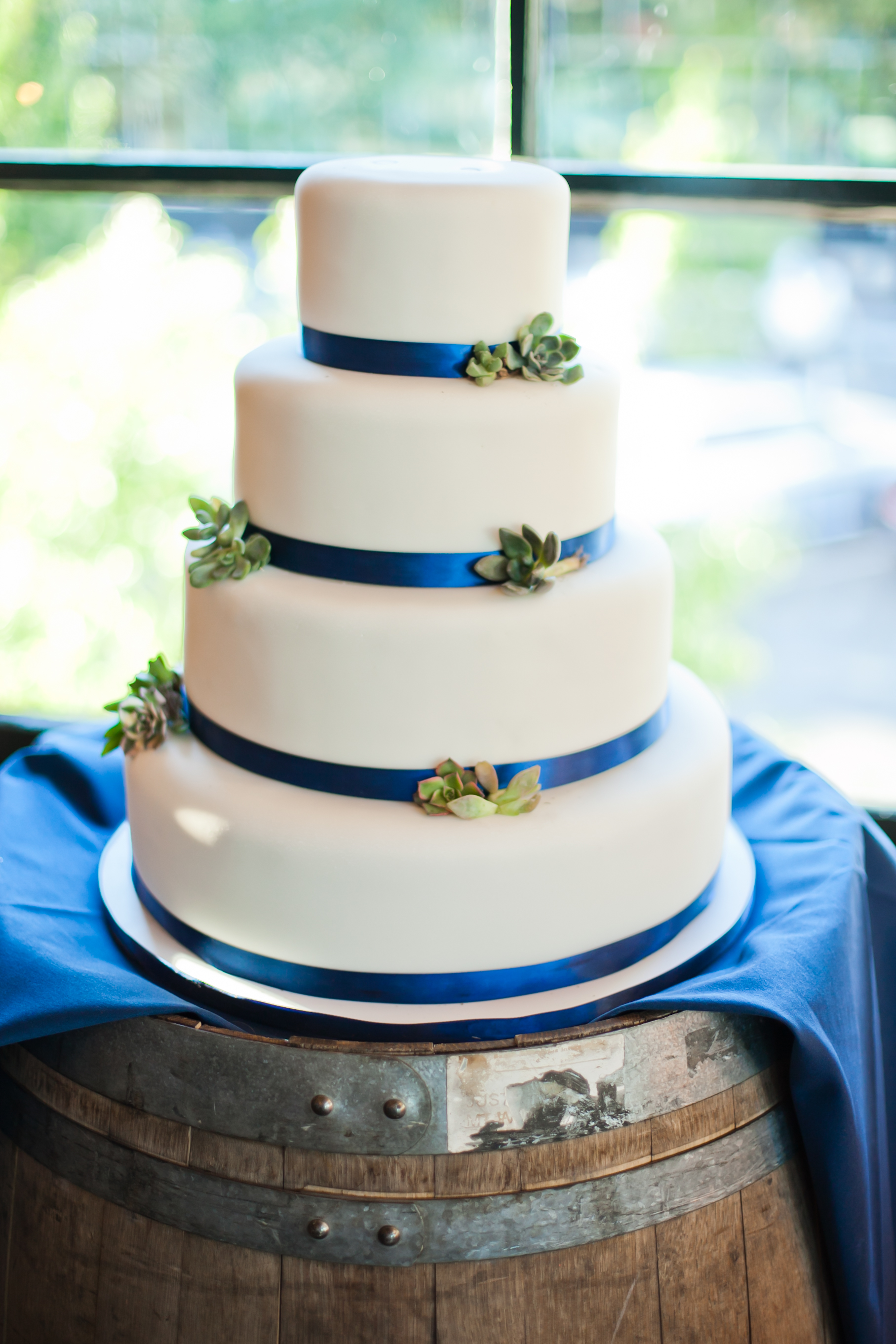 Not everyone associates blue as a fall color, but I think it is 100% gorgeous, especially with these super pretty succulents! Photo: Claire Marika