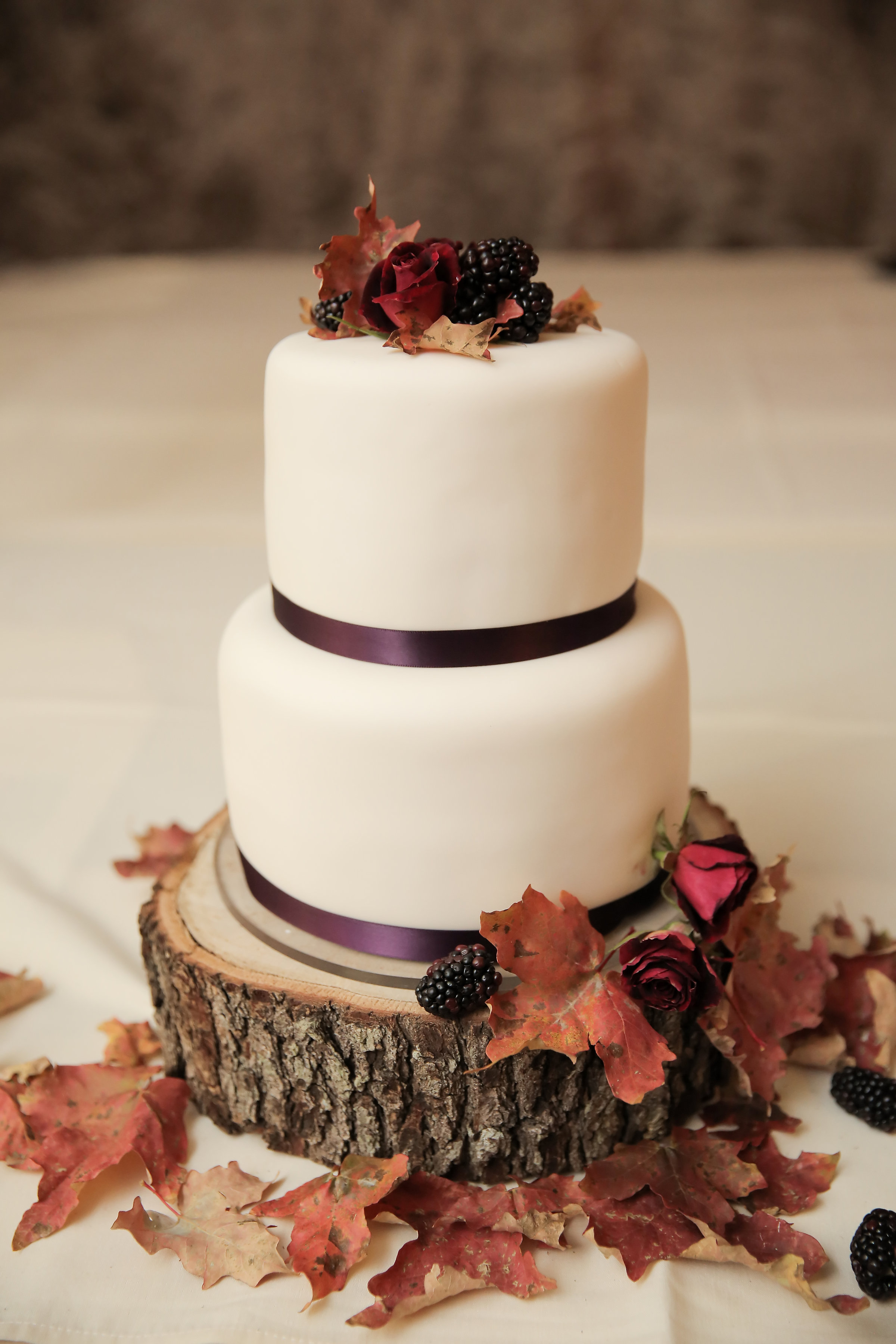 Foliage + berries= fall wedding cake heaven! Photo: Pepper Nix
