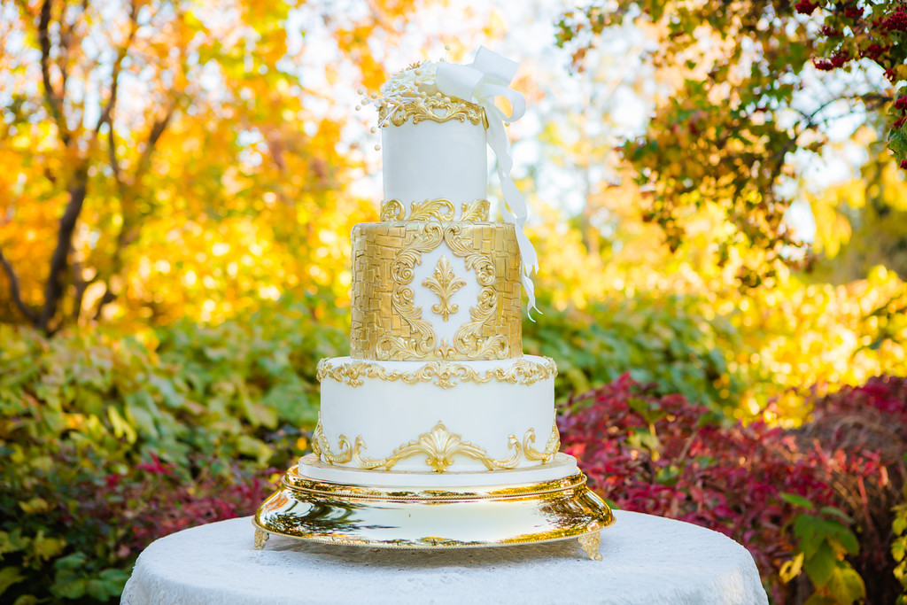 Of COURSE classic gold and white is perfect for fall, the gold details match the golden leaves on the trees which means everything is glowy and gorgeous! Photo: Terra Cooper Photography
