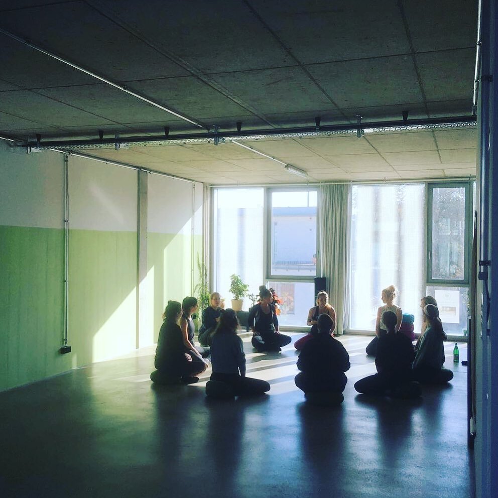 BUDY Flow Workshop in Cologne @thegreenroomforartists 
.
what a pleasure to have seen and feel you all grooving and moving so peacefully strong. see you very soon, cologne warriors. 💚 BB
.
#BUDYflow #yogadanceworkshop #yogadancefusion #vinyasadance 