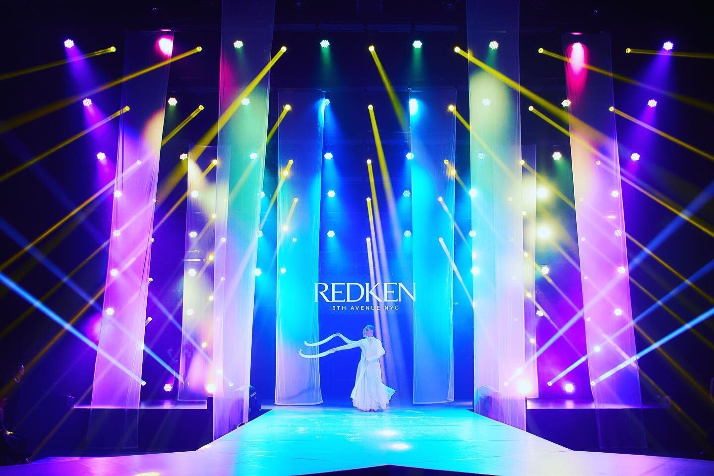 its always great to work with artists who are humble and outstanding in their field at the same time. 
.
@redken #redken #getinspired #choreography #artdirection 
.
thanks to my artistic team and @virtuelleassistenz_ms for making it work and be fun a