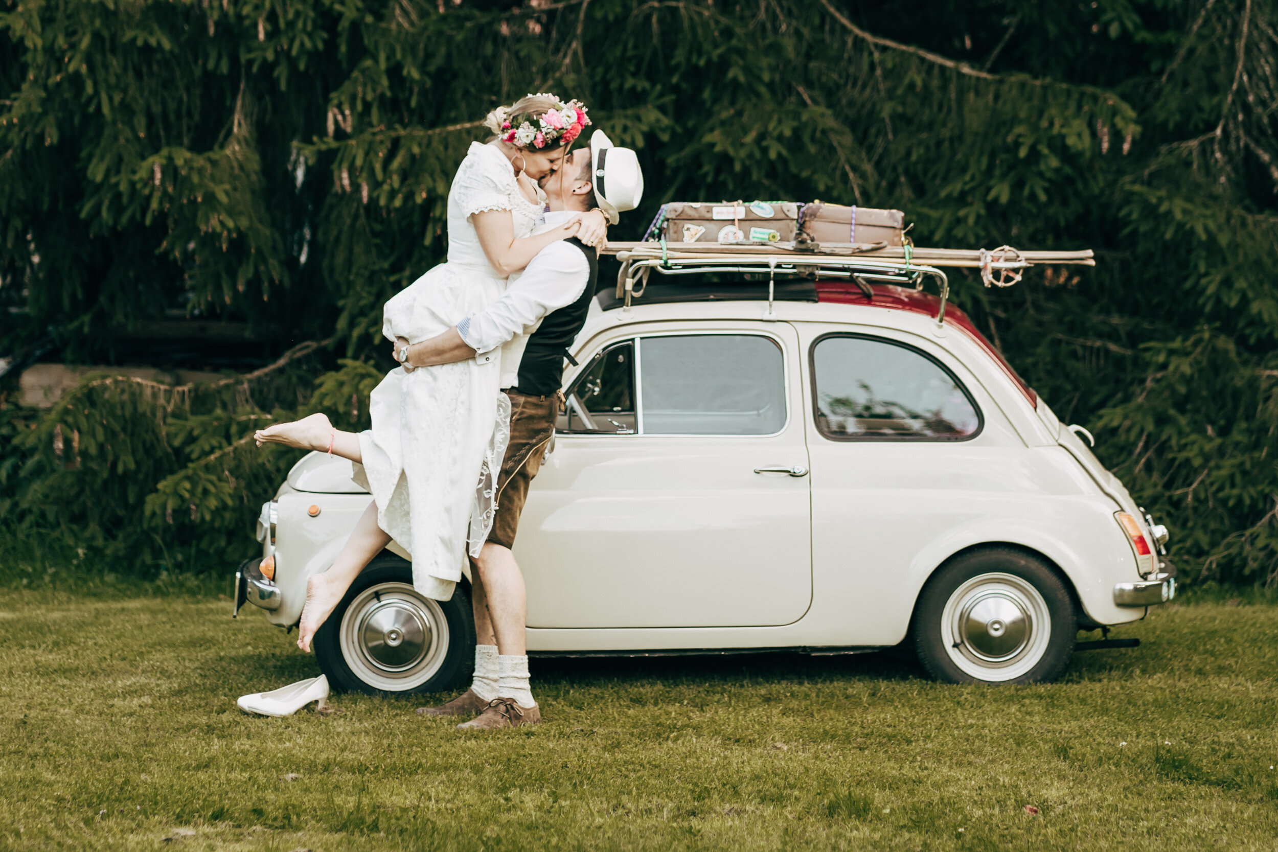 Hochzeitsfotograf-Tirol-Kitzbuehel-Oesterreich-Brautpaar-Hochzeit-Tracht-Oldtimer-Mini-3.jpg