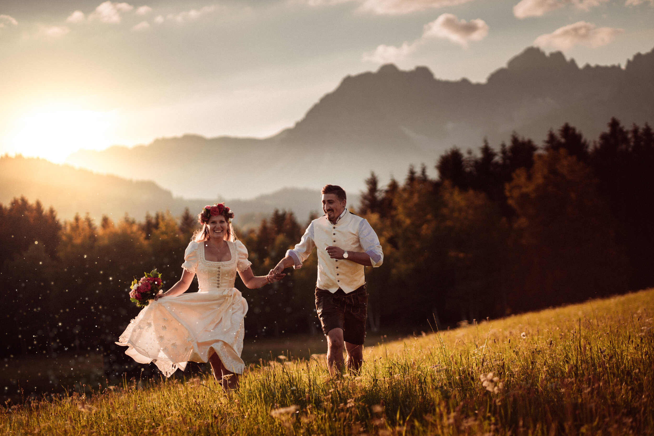Hochzeitsfotograf-Tirol-Brautpaar-Hochzeit-Kitzbuehel-Berge-Alpen-Tracht-1.jpg