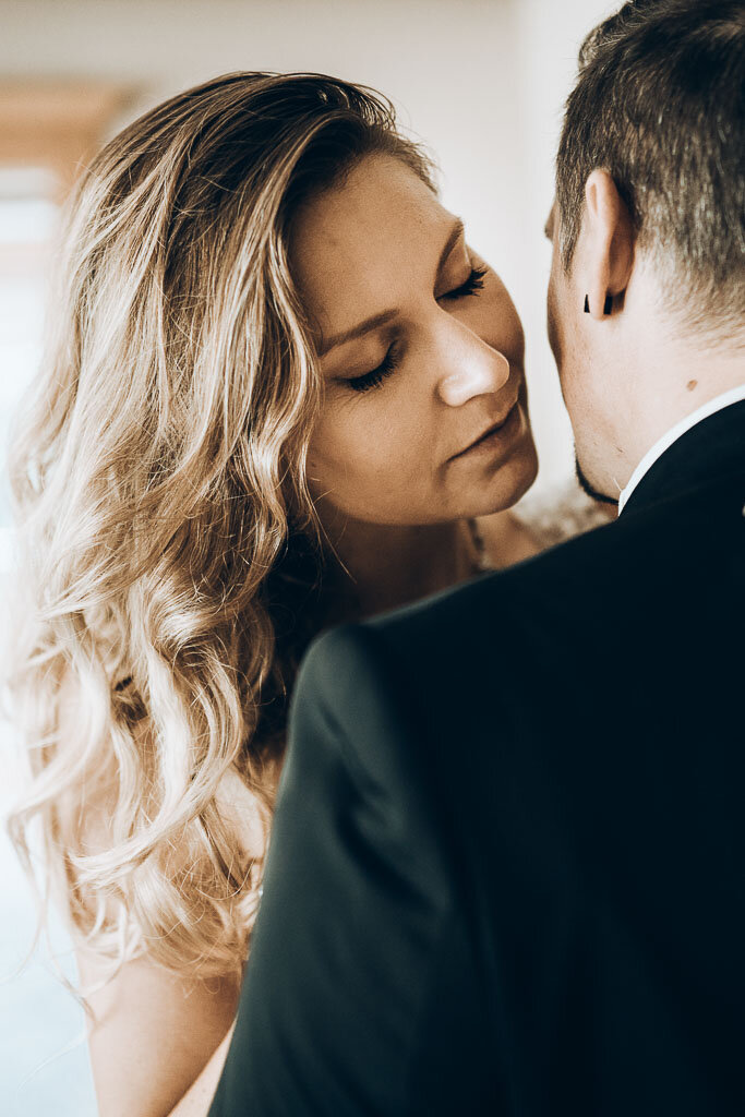 Jochberg-Kitzbuehel-Tirol-Austria-wedding-couple-Kempinski-mountains-barn-258_print-3_LR edited_web.jpg