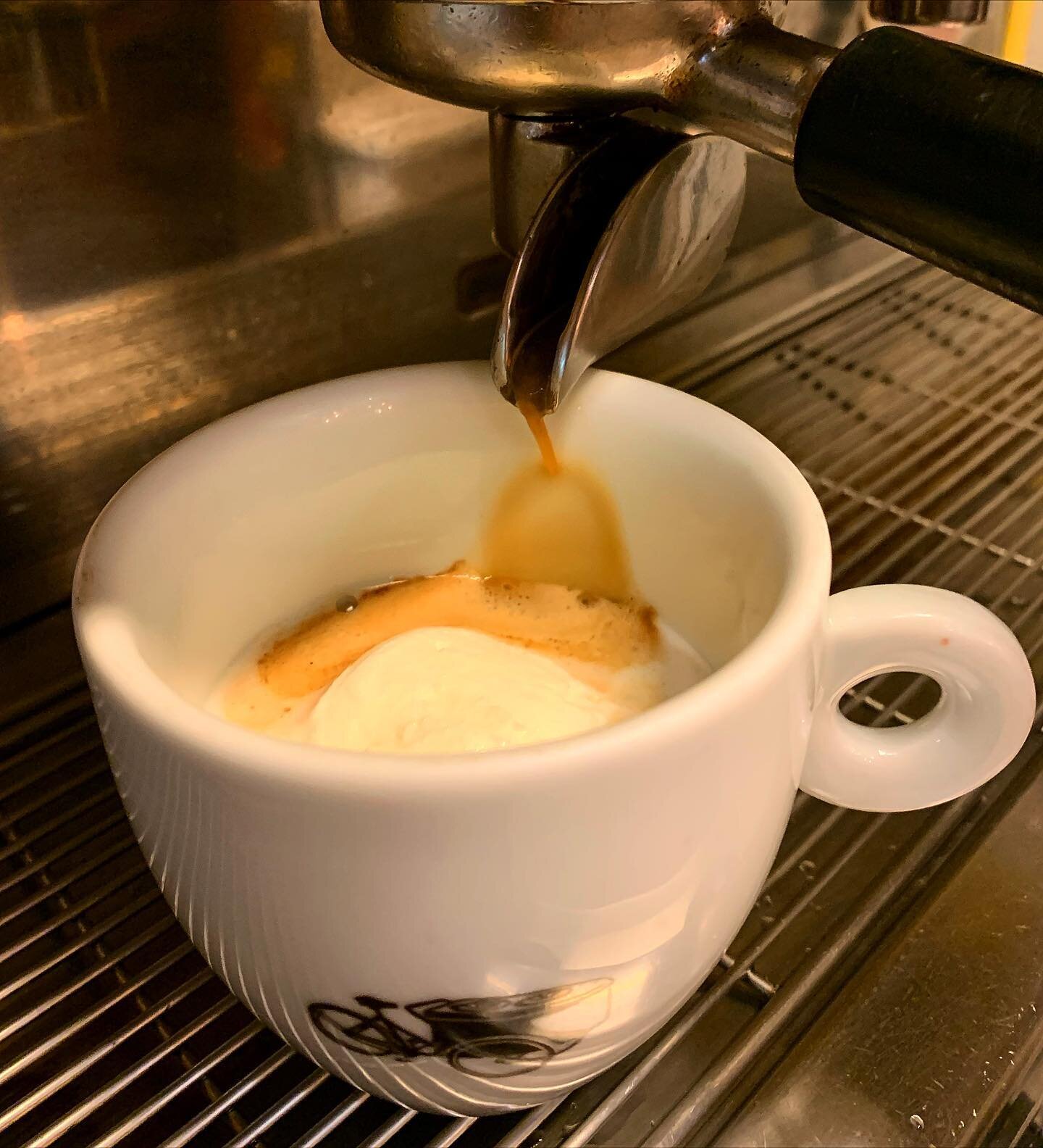 Affogato al Caff&egrave;, um classico italiano para todos os dias, ainda mais gostoso nos dias frios. A tradi&ccedil;&atilde;o recomenda o sabor de gelato fiordilatte (creme), baunilha ou mascarpone, mas prove com seu sabor preferido!

Buon sabato a 