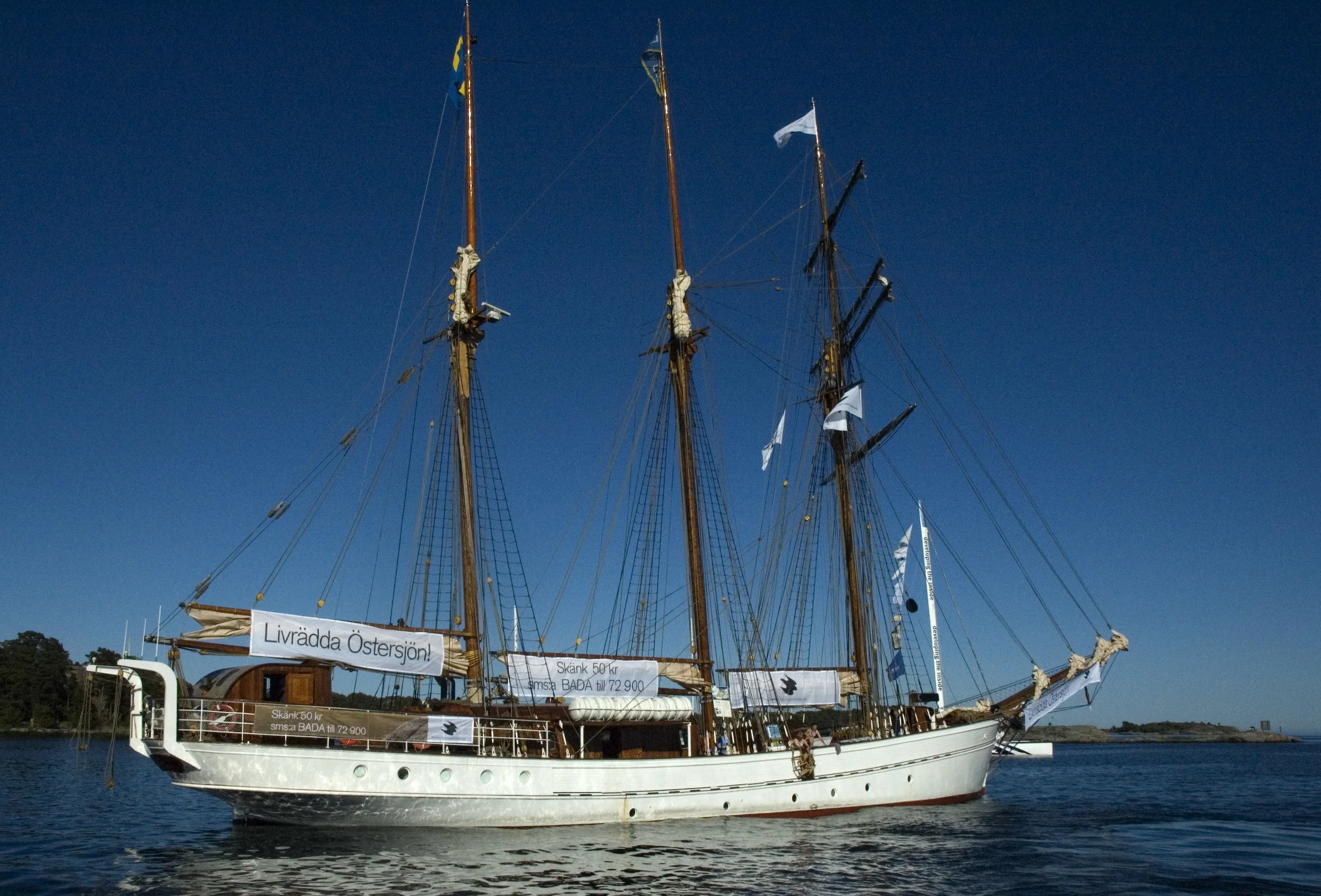  One of the Sea campaign ships that toured the Swedish coastline in 2006. 