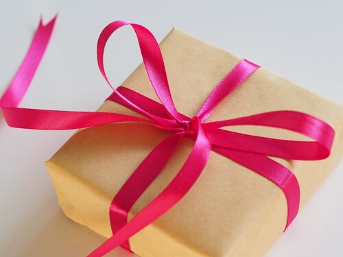 A gift-wrapped box (Photo: Unsplash)