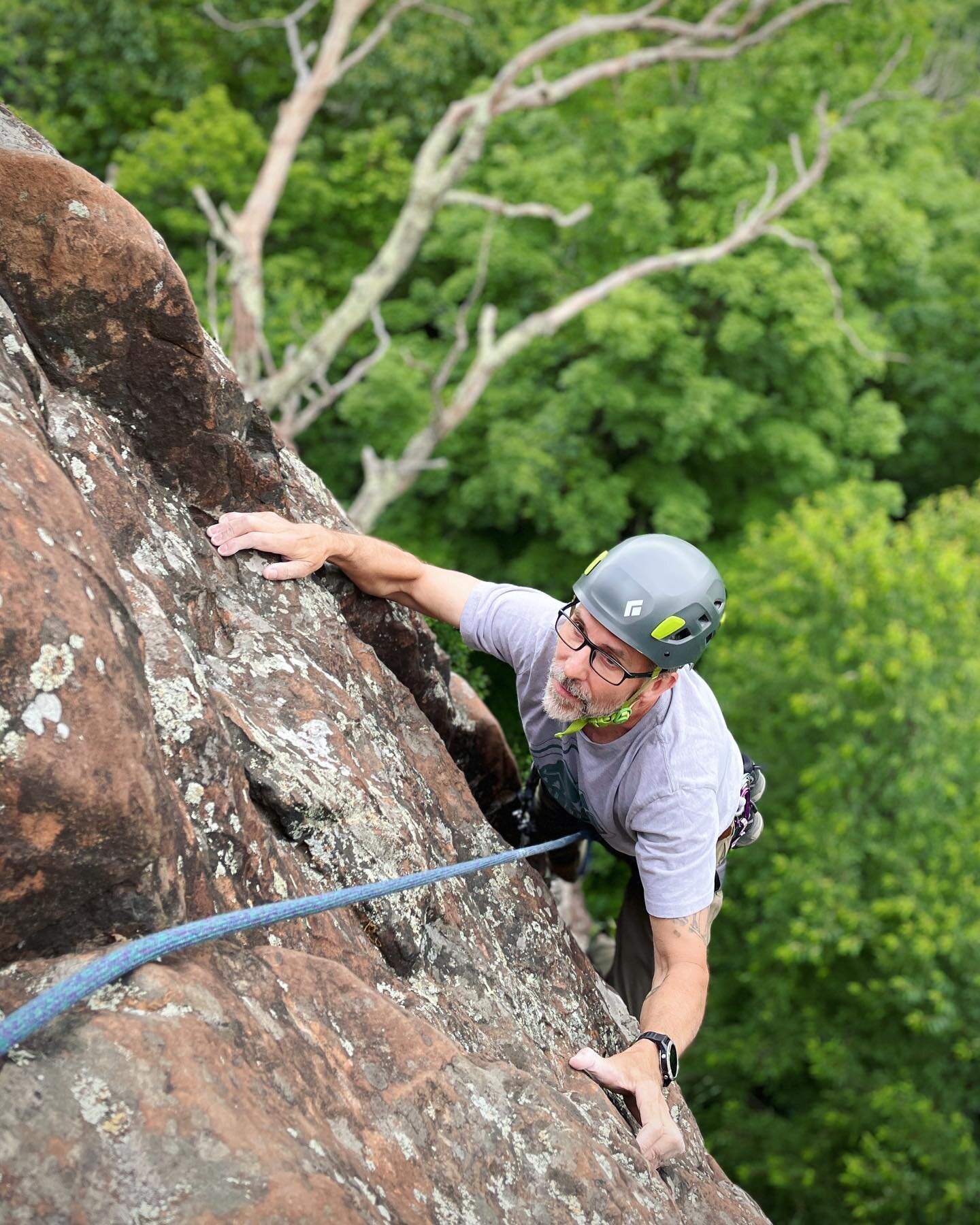 Summers at #RaggMo ☀️
&bull;
Wondering how to get started? Next weekend we have two perfect courses to help you enjoy all outdoor #climbing has to offer.

➕July 16: 1/2 Day TopRope Intro
➕July 17: Anchor Course

Both courses led by @facetheclimb and 