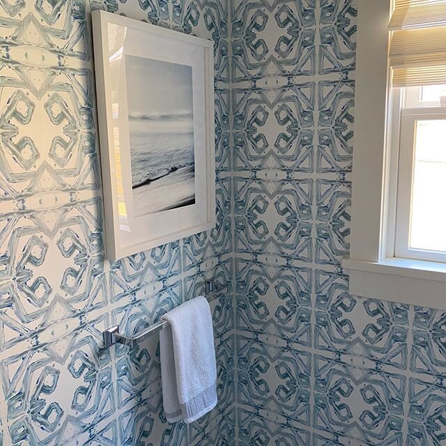 Love an install shot💙
Swooning over the perfect pairing of wallpaper and art in this powder room of a very special customer @mwb34 🥰
Mackenzie and her designer @lkateinteriors visited our store looking for artwork and purchased several fabulous pie