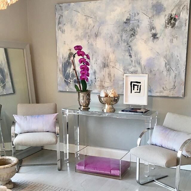 🤍💜🤍 Lavender and lilac hues set a soothing tone in this large, beautifully executed painting by @aliciaakgart 🤍💜🤍
Now more than ever our surroundings are so important, so if you need to add a touch of serenity to your space this might be the pe