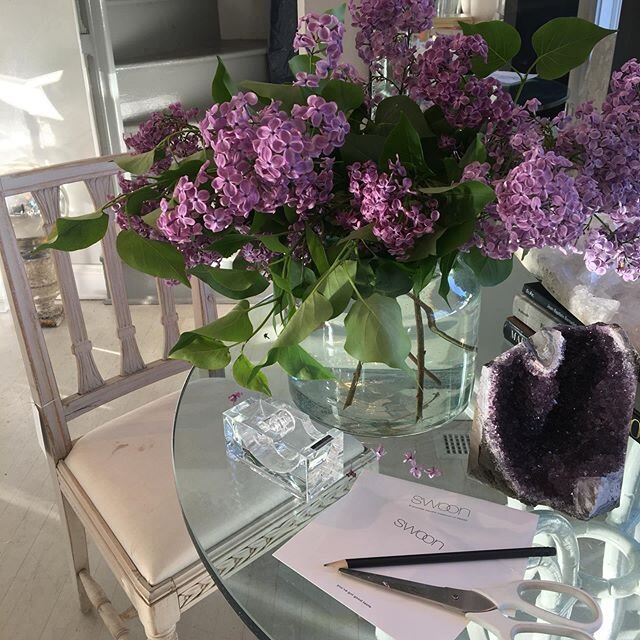 Lilacs with Swedish Chair...and amethyst.
These were so fragrant and so pretty last week that they deserved another post 💜💜💜 Big thank you to @skylerzuzu for the best kind of gift 😘
#flowersofinstagram #lilac #swedishantiques #swedishchair #ameyt