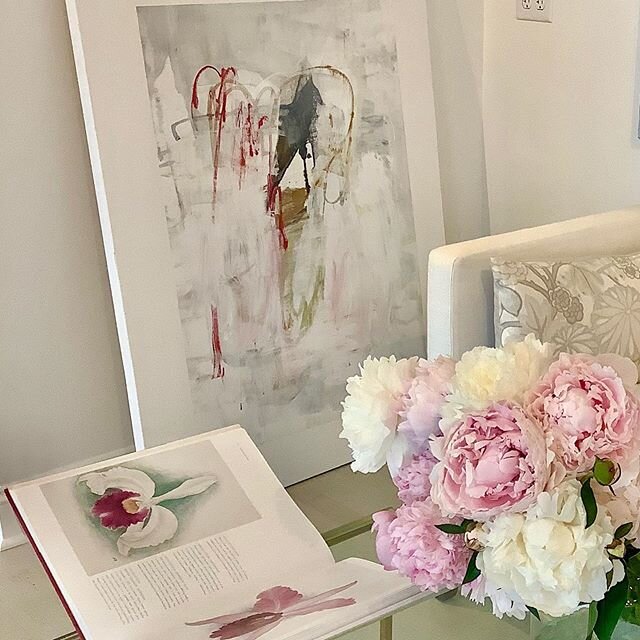 💕Swoon worthy corner💕
We&rsquo;re bringing pretty back 🌸 
#freshflowersmakemehappy #peonies #abstractart #contemporaryart #gallery #antiques #pink #swoonworthy #instagood #inspiration #originalart #artbook #whitelinensofa #customfurniture  #vintag