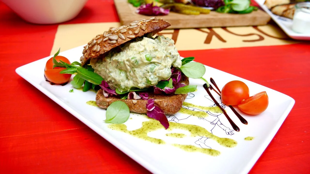 AVOKAADOSALAT RÖSTITUD LEIVAL 8€