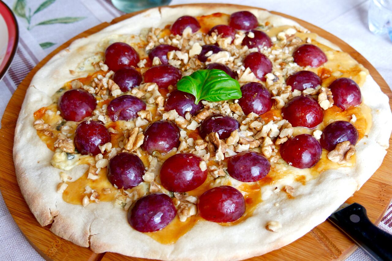 PIZZA SINIHALLITUSJUUSTU, KREEKA PÄHKLITE JA VIINAMARJADEGA 9,5€