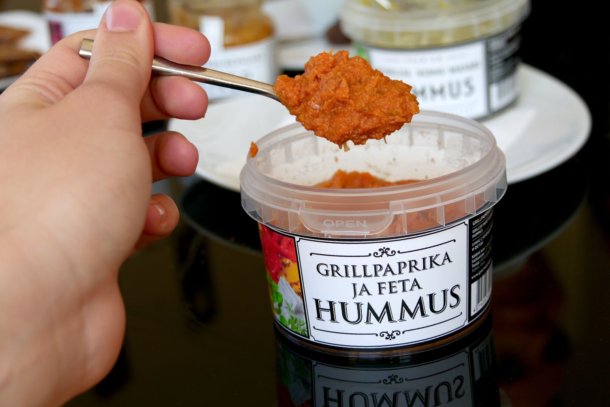 Maitselt ja värvilt kõige sarnasem päikesekuivatatud tomati ja basiiliku hummusele, kuid paprika annab juurde sutsu teistsuguse ning tugeva maitse ning feta lisab kreemisust kogu kompotile juurde.