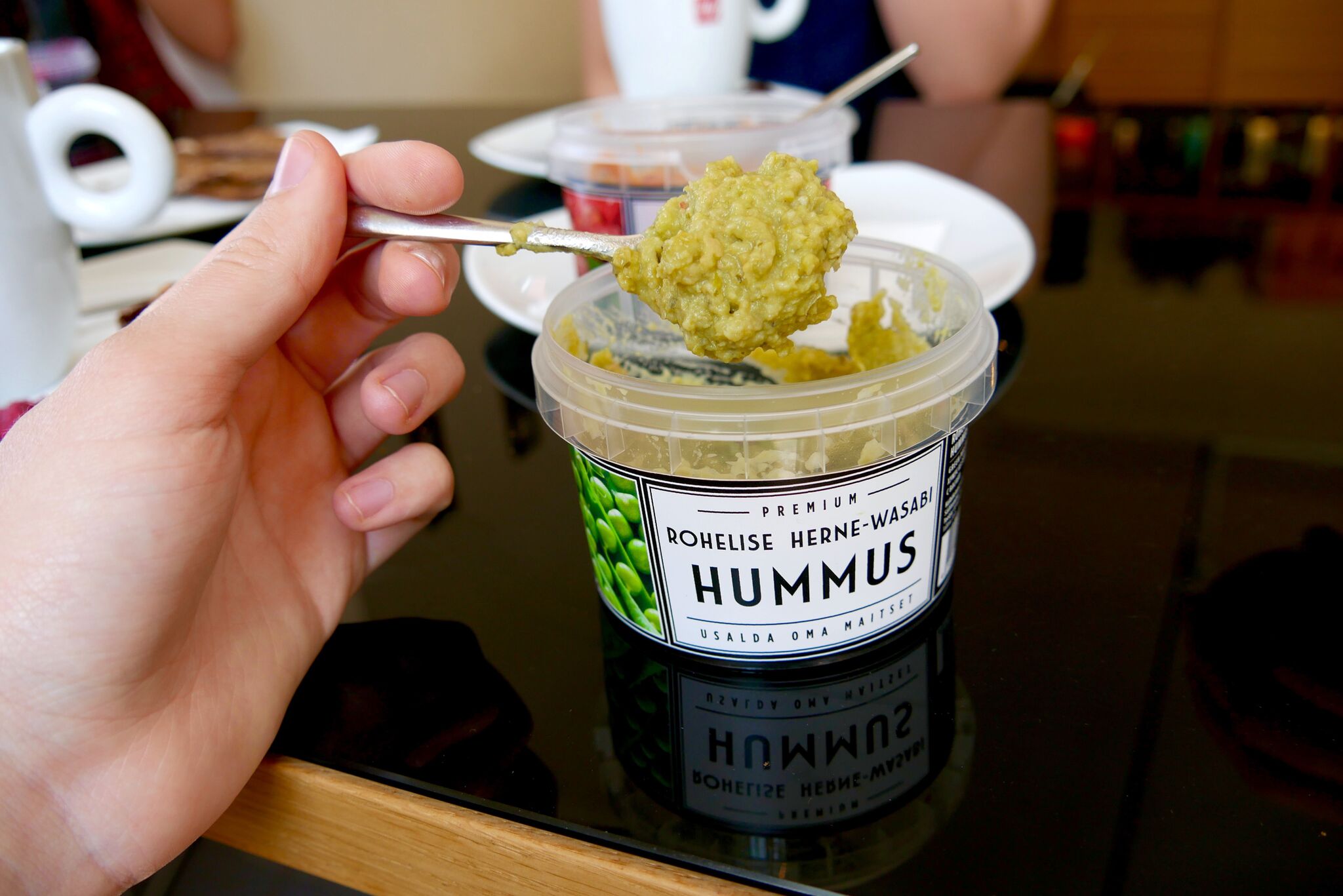 Särtsakas ja värskendav. Siin kindel soovitus wasabikartlikele inimestele - KINDLASTI PROOVIGE SEDA! Wasabit on doseeritud väga mõistlikult ning hummus on nii meeldivalt värske maitsega, et kohati isegi ei tee vahet, kas hetkel on tunda herne või wasabi maitset. Ja see pole üldse kibe, ärge kartke. Meie LEMMIKHUMMUS!