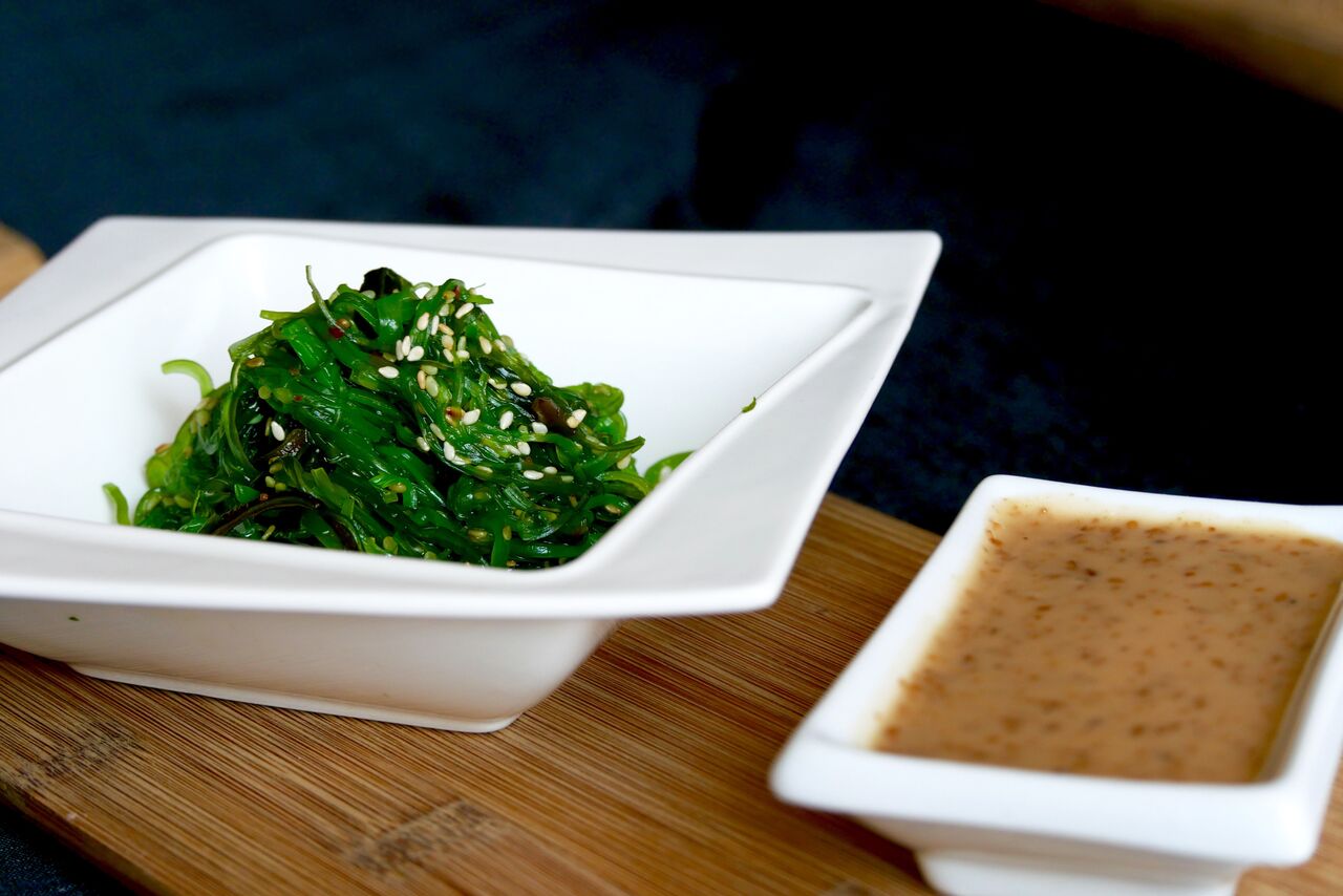 WAKAME SALAT PÄHKLIKASTMEGA 3,6€ Lihtne isutekitaja. Wakamega ei saa vist eales mööda panna, kuid pähklikaste, mida sageli wakame kõrvale tuuakse oli seekord veidi vedel. Tavaliselt on pähklikaste kreemisem ja tugevama konsistentsiga, kuid kui see kaste kõrvale jätta, siis wakame oli mõnus nagu alati!