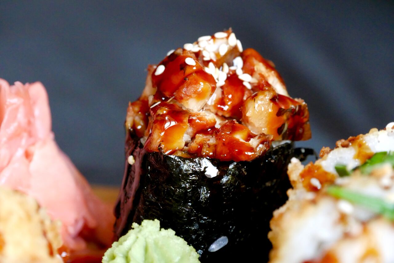 TERIYAKI ANGERJA GUNKAN 2,5€ (1 tk) See oli üks tohutult meeldiv amps. Angerja maitse oli tugev ning samas teriyaki kaste pigem magusapoolne, nagu peabki. Kiitus.