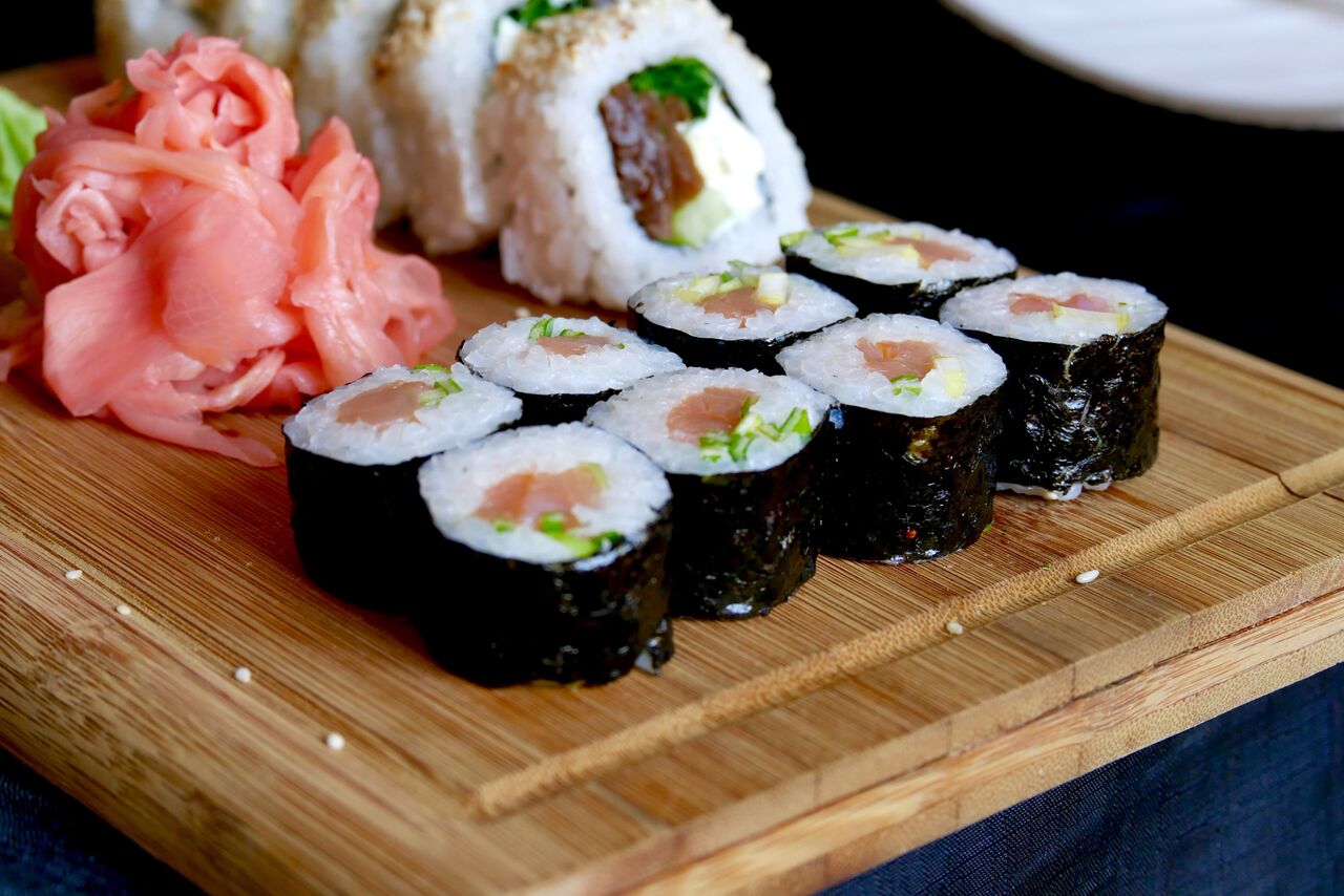 OITA 4,4€ (8 tk) Suitsutatud lõhe, roheline sibul. Üks kindel lemmik. Viimaks üks sushi, kus kreemjuust ei varjuta ülejäänud komponentide maitseid(sest seda polnud seal)! Ka riisikogus oli piisavalt väike, et nautida maitsvat sisu. Tugeva suitsumaitsega sushi, mille sees leiduvad armsad sibulatükid olid mõistliku kangusega, ega pannud sööjat selle kibeduse üle nurisema. Olemuselt väike, kuid maitselt suur ja väga meeldejääv sushi.
