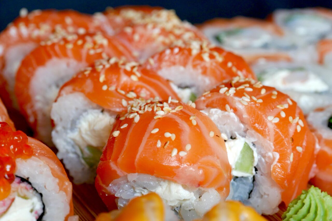 GIFU 5,4€ (8 tk) Lõhe, kurk, toorjuust. See on vast see kõige tavalisem (Ida-)Euroopa fusion sushi, mis kergesti südameid võidab. Selle sushi hinnang oleneb väga sellest, kes seda sööb. Kui seda sööb täielik toorjuustu fänn, siis on see talle üks unelmate amps! Kui aga toorjuustu nii väga ei armastata, siis võib inimene tunda sisu puhul pisut ebatasakaalu, sest toorjuustu ülekaal on suur. Muud komponendid olid väga hästi kokkusobivad ja kala oli imepehme, kuid 10% mingisugust särtsakust või sädet jäi veel puudu, et sushi perfektne oleks.